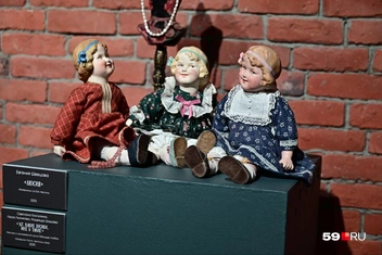 Светлана Кислухина, Люся Лютикова и Надежда Шашова сделали скульптурную композицию «Ах, какие бусики… Мне б такие» | Источник: Василина Любимова / 59.RU