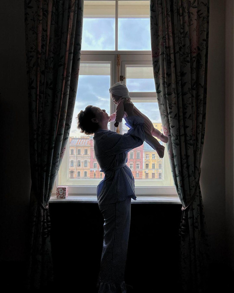 Мама в пижаме, Матильда — в костюме и чалме: Татьяна Брухунова гуляет с дочкой по Санкт-Петербургу
