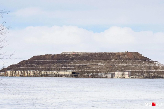 Мусорный полигон в Копанском, фото от февраля 2025 года | Источник: Дарья Паращенко / 93.RU