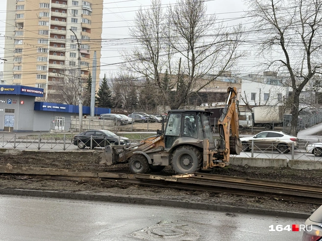 Повсюду шныряет строительная техника. К счастью, она не мешает движению автотранспорта | Источник: Сергей Петунин / 164.RU