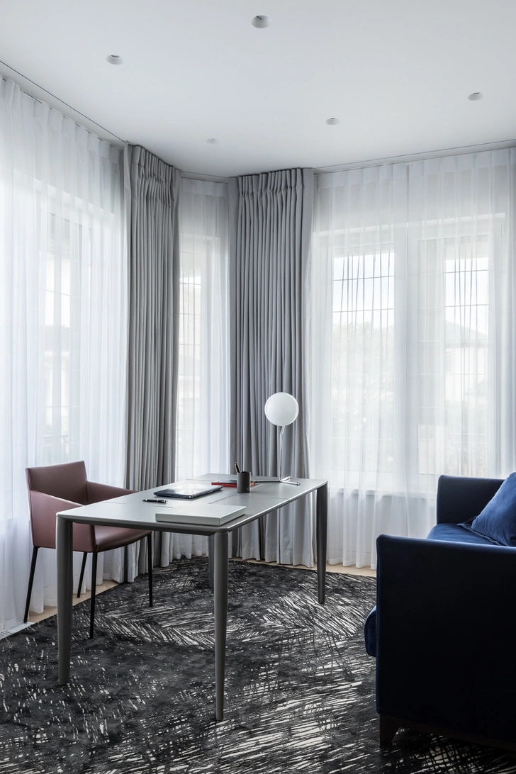 Кабинет. Стол и кресло, Frag. Диван, Futura. Лампа, Flos. Ковер, Designcarpets. | Источник: Михаил Степанов