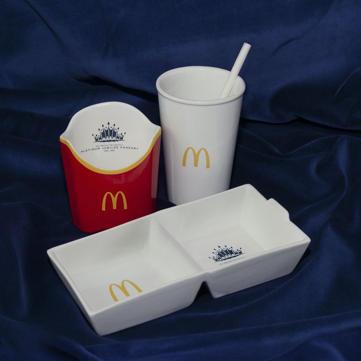 «Макдоналдс» выпустил фарфоровый набор к платиновому юбилею Елизаветы II