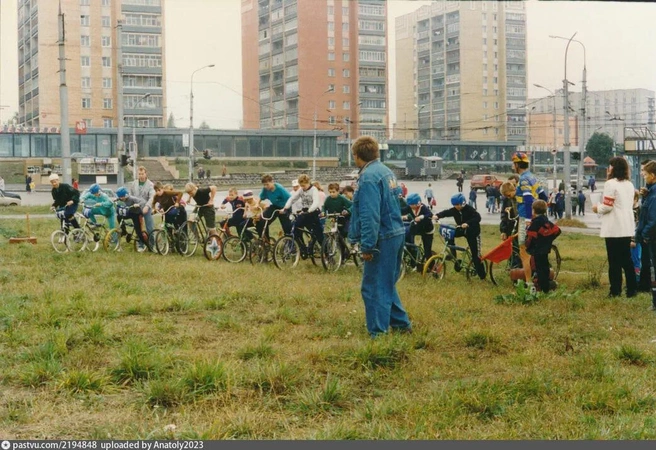 1997 год — велосоревнования на перекрестке улиц Новоселов и Советской Армии. Велосоревнования. Тогда Дашки не были такими застроенными… | Источник: архив А. Кузькина / pastvu.com