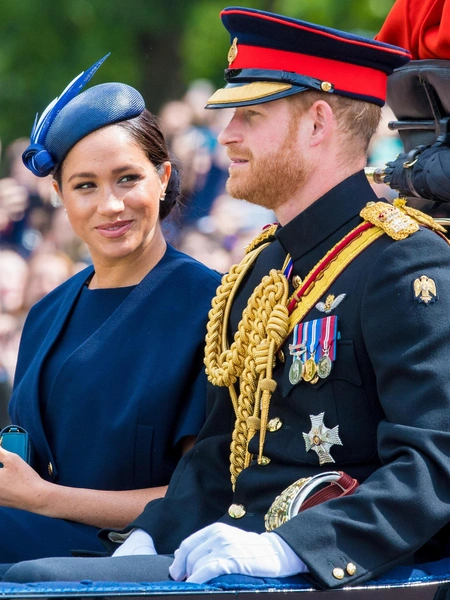 2019Герцогиня Сассекская в головном уборе Philip Treacy излюбленного синего цвета на ежегодном параде в честь юбилея Елизаветы II.