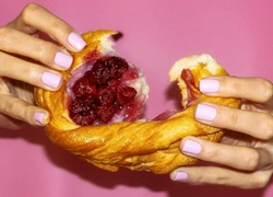 7 идей нюдового маникюра, который сочетается с любыми аксессуарами