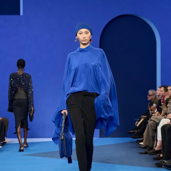 Lanvin возвращает синий цвет — фирменный оттенок Дома Lanvin возвращает синий цвет — фирменный оттенок Дома