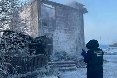 В Якутии возбудили дело после гибели семьи на пожаре