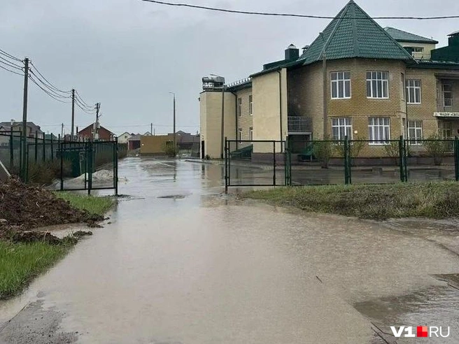 Дорога в детский сад потонула в апрельских дождях | Источник: читатели V1.RU