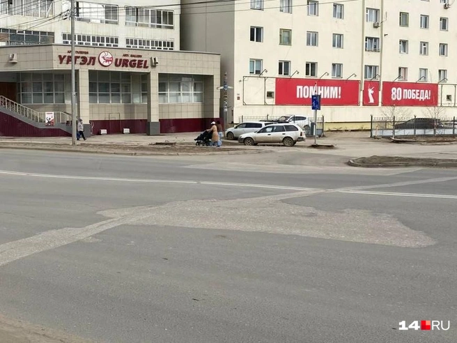 У арт-галереи «Урдэл» асфальт трещит и постоянно проседает, а дорожники его заливают новым слоем асфальта. Верите, что дороге еще нет двух лет? | Источник: Надежда Ефимова / 14.RU