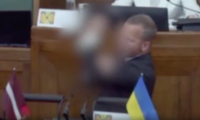 «Нас больше, и русский язык — наш язык!» В сейме Латвии депутат перешел на русский и показал грубый жест | Источник: Скриншот трансляции сейма Латвии