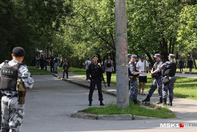 С самого утра территорию у больницы патрулирует полиция и ОМОН | Источник: Артем Устюжанин / MSK1.RU
