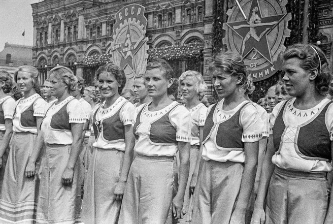 Участницы первомайской демонстрации на Красной площади перед самой войной | Источник: В. Малышев / Главархив Москвы