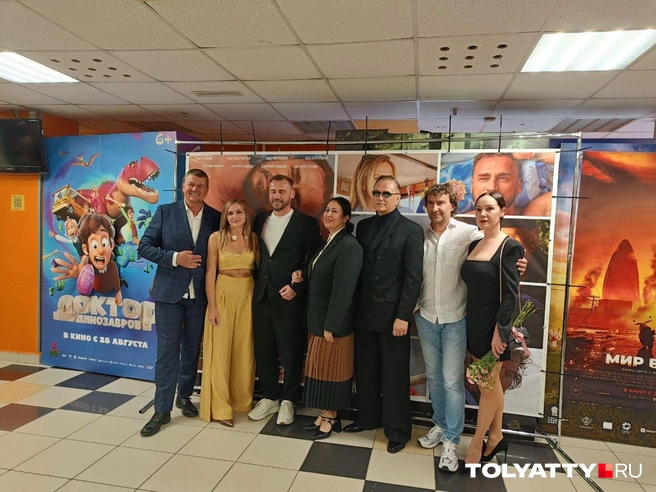 Слева — Евгений Козлов. Красивая блондинка рядом — Надежда Мягкая, исполнительница главной роли. Рядом в белой футболке — автор проекта и главный герой Андрей Сажнев. В темных очках — Евгений Маркин, в белой рубашке Дмитрий Пилевин и еще одна героиня фильма — Ольга Ураткина | Источник: Юлия Дроглева