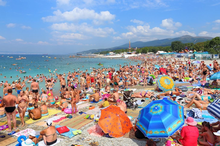 Отдыхающие на пляже в Кабардинке, архивное фото | Источник: Grigorii Pisotsckii / Shutterstock.com