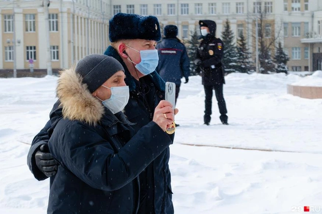 На прениях сторона защиты обратила внимание, что лицо полицейского было закрыто маской | Источник: Антон Данилов