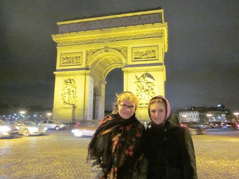 Дарья Карпова (Казань) и Янина Крочек около Триумфальной арки в Париже