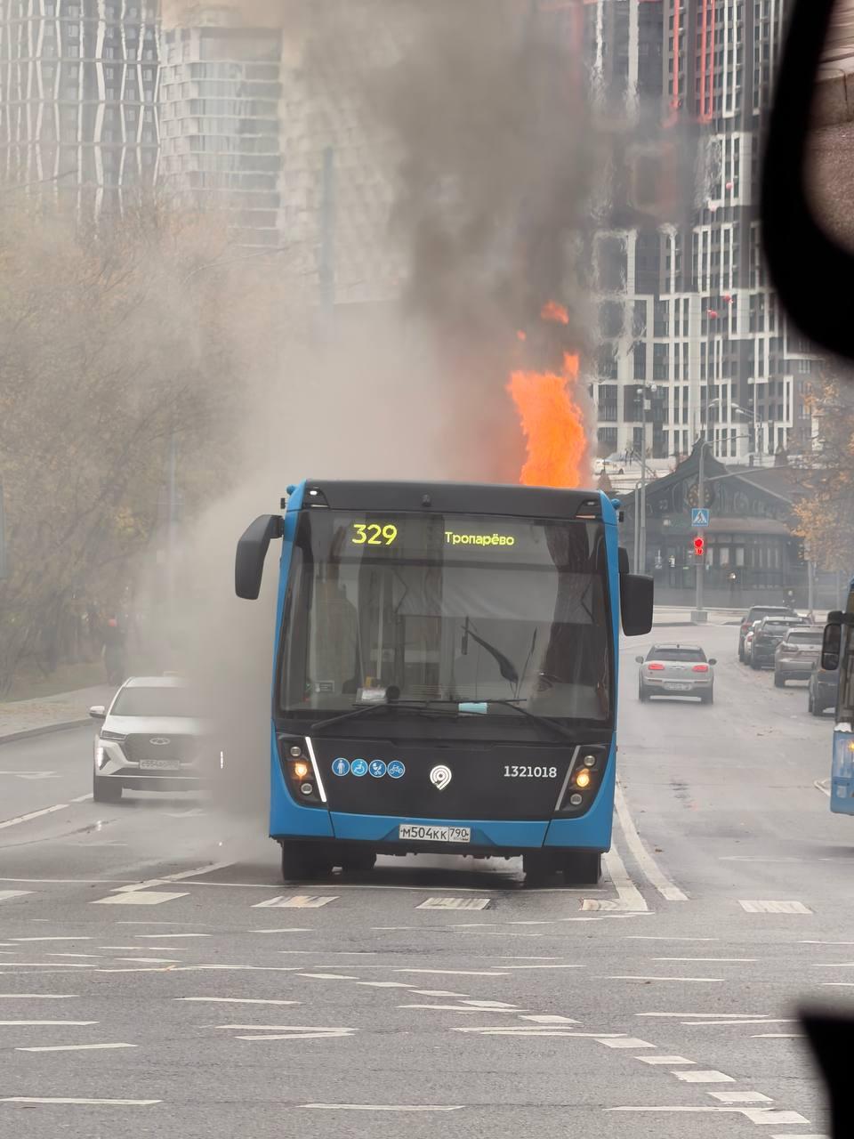«Выгорел за 5 минут». На западе Москвы вспыхнул пассажирский автобус — видео крупного пожара