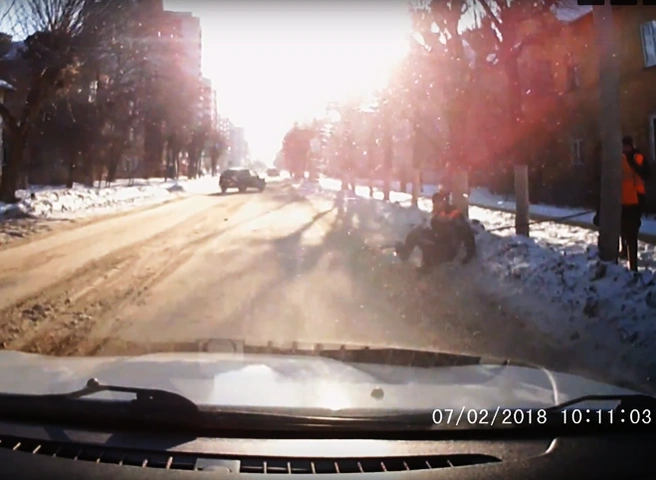 В Рязани рабочий поскользнулся и едва не попал под колеса авто (видео) | ya62.ru
