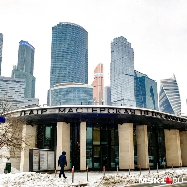 Новое здание театра-мастерской Петра Фоменко, под которым располагается Дорогомиловское кладбище | Источник: Ольга Ключко / MSK1.RU