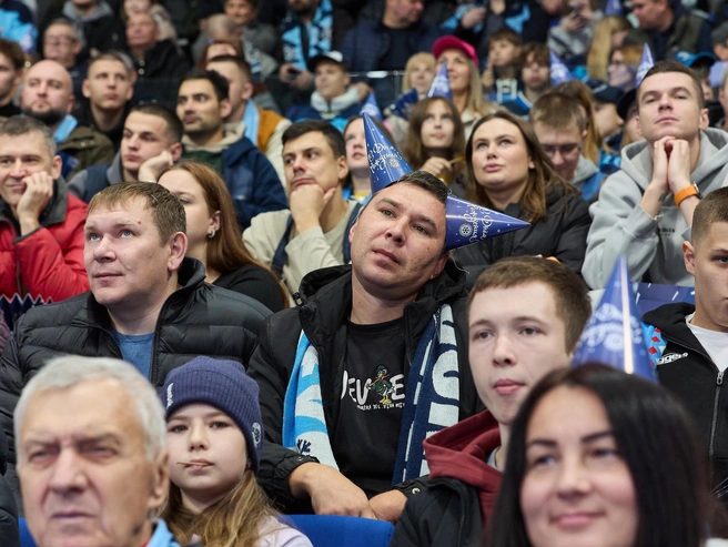 Сразу после старта третьего периода гости забили еще одну шайбу. | Источник: Александр Ощепков / NGS.RU