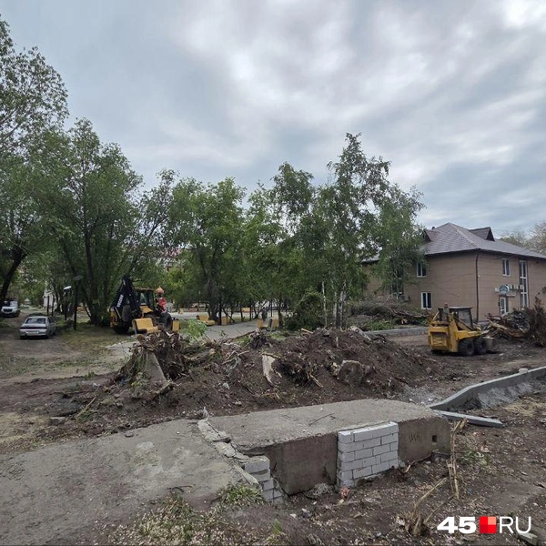 У нового сквера на Мяготина в Кургане строят дорогу | Источник: Алена Кисель