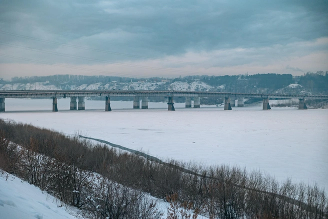Пока город вынужден справляться с потоком транспорта двумя мостами | Источник: Максим Серков / NGS42.RU