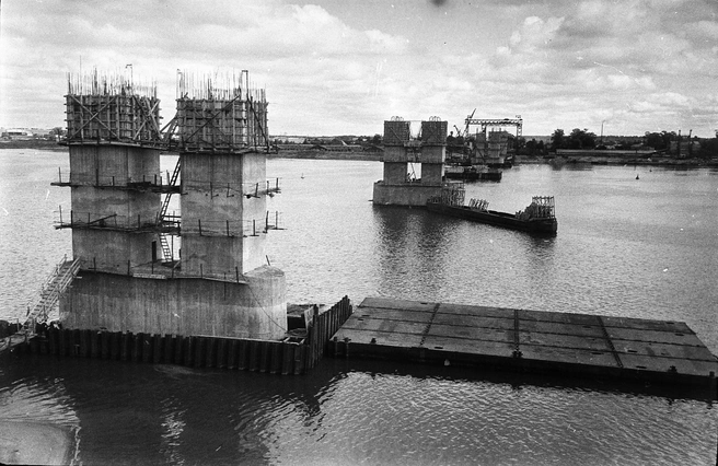 Октябрьский мост в процессе строительства. Фото сделано в 1964 году | Источник: Виктор Латышев / музей Боевой и Трудовой Славы средней школы № 36