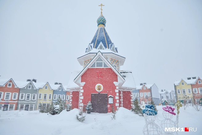 В центре поселка расположена церковь, а поодаль от нее&nbsp;— расписные яркие домики | Источник: Дмитрий Толстошеев / MSK1.RU
