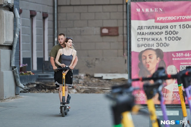 Но нарушителей как внутренних правил конкретного кикшеринга, так и общеобязательных ПДД на улицах Новосибирска, кажется, встретить проще, чем законопослушных самокатчиков | Источник: Александр Ощепков / NGS.ru
