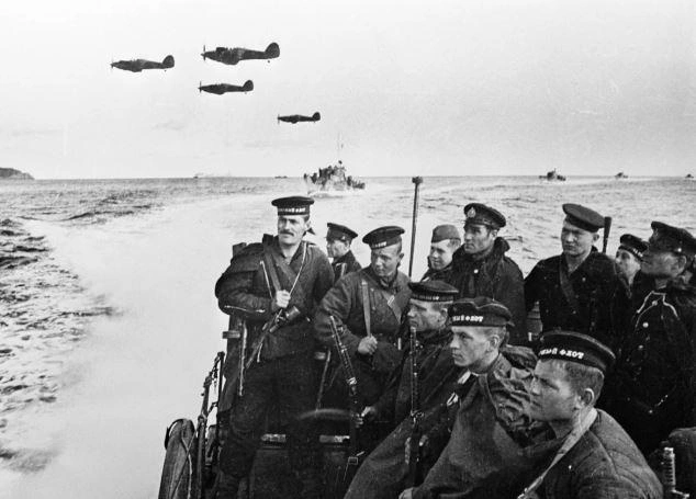 Многие морские пехотинцы за военные подвиги были награждены орденами и медалями — среди них Герой Советского Союза Кузьма Шпак | Источник: РИА Новости/Евгений Халдей