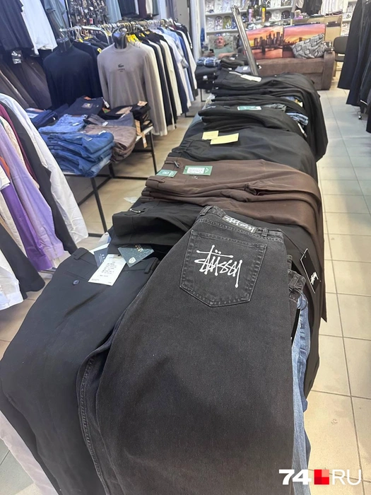 Бренд Stüssy сейчас популярен среди молодежи: эта одежда объединяет культуру серферов, скейтеров и любителей хип-хопа. Фирменный знак&nbsp;— подпись Шона Стусси, сделанная от руки | Источник: Игорь Титов