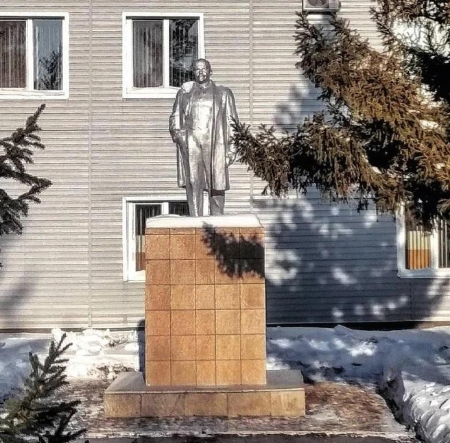 В Кормиловке серебристая статуя Ленина возвышается у здания местной администрации | Источник: TolyaMirazh / «Яндекс Карты»