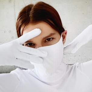 Под защитой: бренд Monosuit создал комбинезон со встроенными перчатками и маской