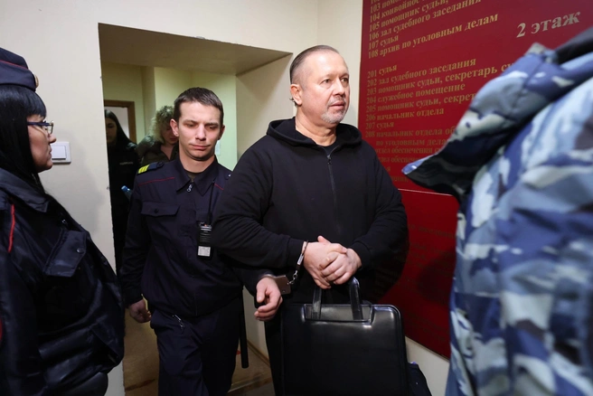 Алексей Зверев уже привык к наручникам на одной руке | Источник: Алексей Волхонский / V1.RU