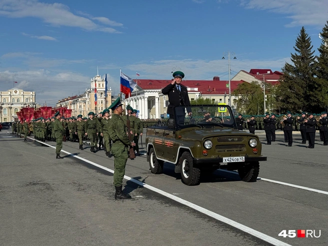 Командующий парадом Победы движется впереди колонн | Источник: Юлия Король / 45.RU 