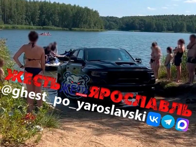 Гидроцикл сгружали из машины сразу в воду | Источник: Жесть Ярославль / Vk.com