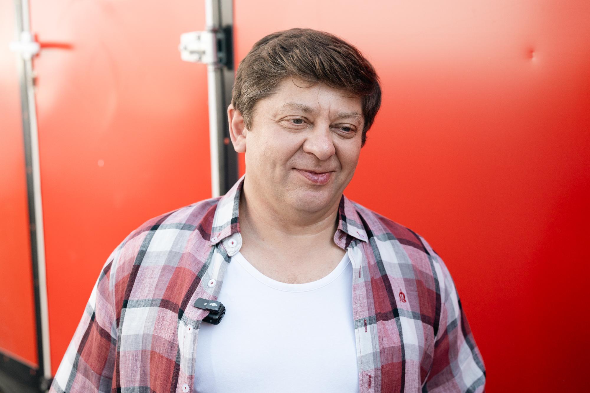 «По сценарию меня постоянно бьют»: Дмитрий Брекоткин — о съемках в сериале ТНТ, хейте и «Тракторе»
