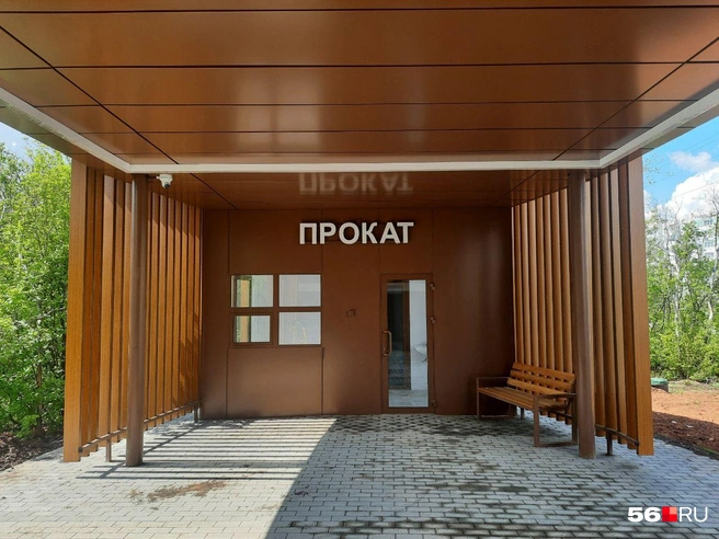А в этой входной группе зимой должен работать прокат лыж | Источник: Анастасия Баринова / 56.RU