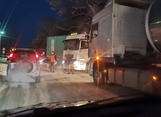 В Октябрьском городке фура въехала в легковушку | ya62.ru