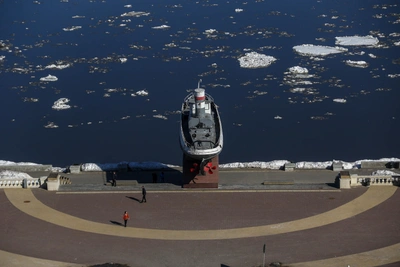 Весенний ледоход: гонка льдин в Нижнем Новгороде