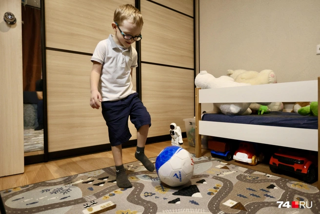 Машины и футбольный мяч&nbsp;— любимые игрушки Кирилла | Источник: Наталья Лапцевич