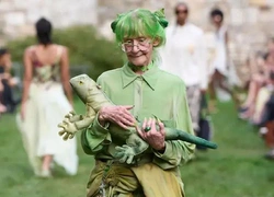 Кто такая Зеленая леди Бруклина, которая стала моделью на показе Collina Strada, весна-лето 2025?