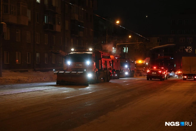 Уборку дорог в Центральном районе города проводит МКУ «ДЭУ № 1» | Источник: Андрей Бортко / NGS.RU