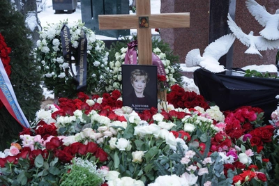 Веру Алентову похоронили на Новодевичьем кладбище с супругом