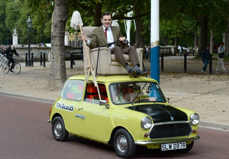 Роуэн Аткинсон в образе мистера Бина на Mini | Источник: Doug Peters/Legion Media