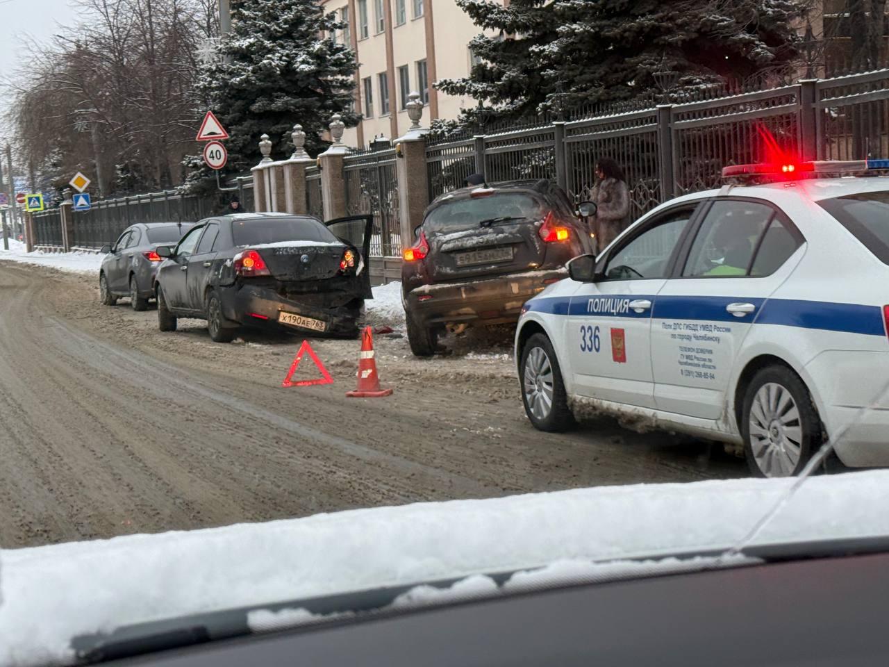 Кроссовер после ДТП вылетел на тротуар возле областного суда в Челябинске