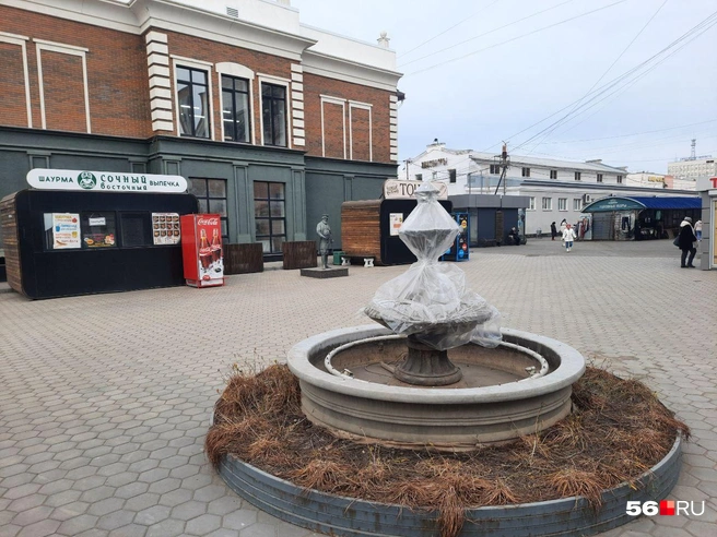 На зимний период фонтан укрыли целлофаном | Источник: Анастасия Баринова / 56.RU