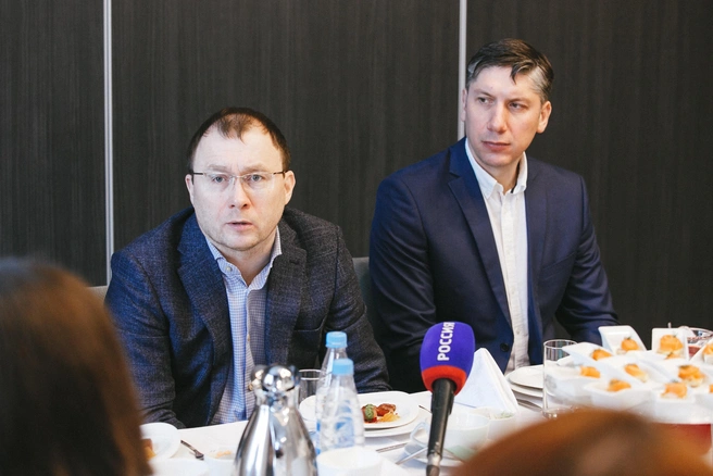 Генеральный директор Tele2 Сергей Эмдин (слева) и директор макрорегиона «Волга» Tele2 Равиль Хайбуллин на встрече с нижегородскими журналистами