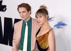 Счастливые родители: Роберт Паттинсон и Сьюки Уотерхаус — в экзотических образах на премьере «Вот это драма!»