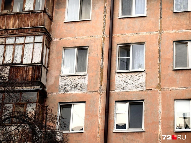 И подобие лепнины на домах. Есть не на всех панельках, но своего шарма добавляет | Источник: Павел Красоткин / 72.RU